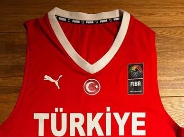 cagan-icin-milli-formasini-bagisladi-1-milyon-liradan-acik-artirmaya-cikti