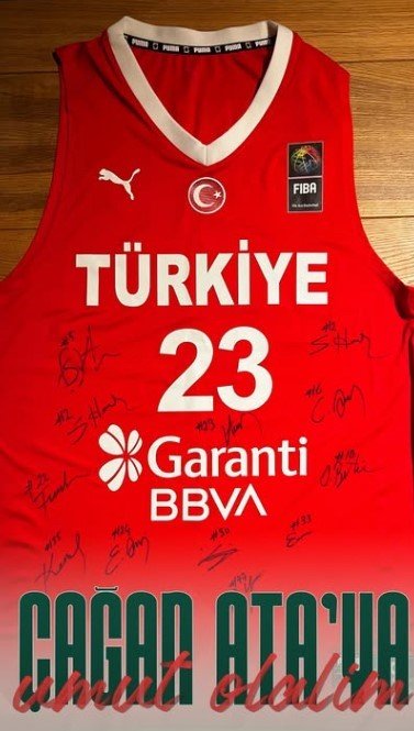 cagan-icin-milli-formasini-bagisladi-1-milyon-liradan-acik-artirmaya-cikti