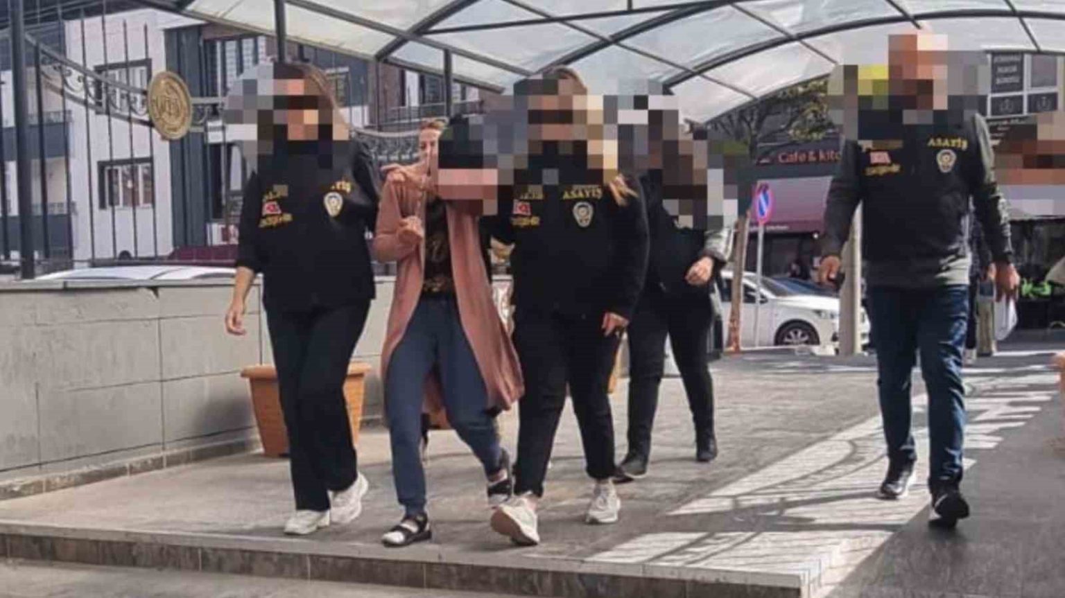 caldiklari-2-milyon-lira-degerindeki-ziynet-esyasini-kirli-bebek-bezinin-icine-sakladilar