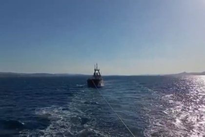 canakkale-bogazinda-makina-arizasi-yapan-kuru-yuk-gemisi-yedeklenerek-cekildi