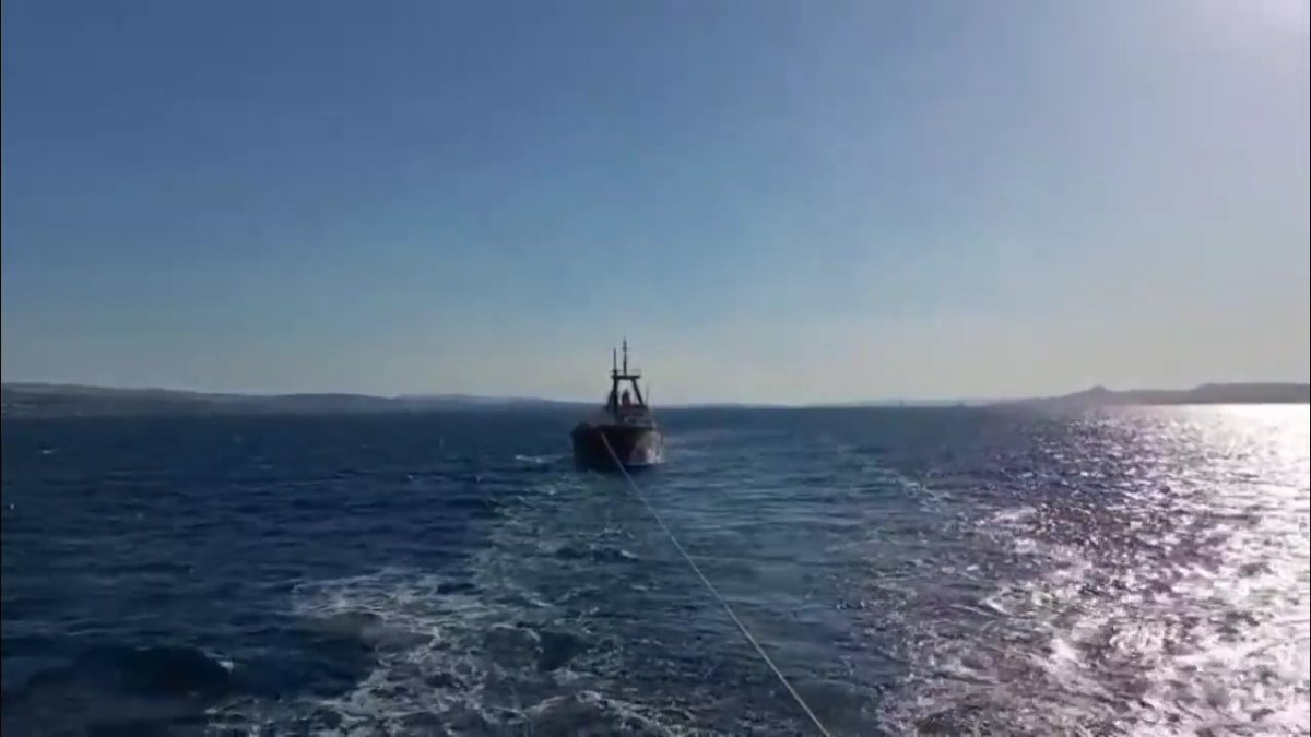 canakkale-bogazinda-makina-arizasi-yapan-kuru-yuk-gemisi-yedeklenerek-cekildi