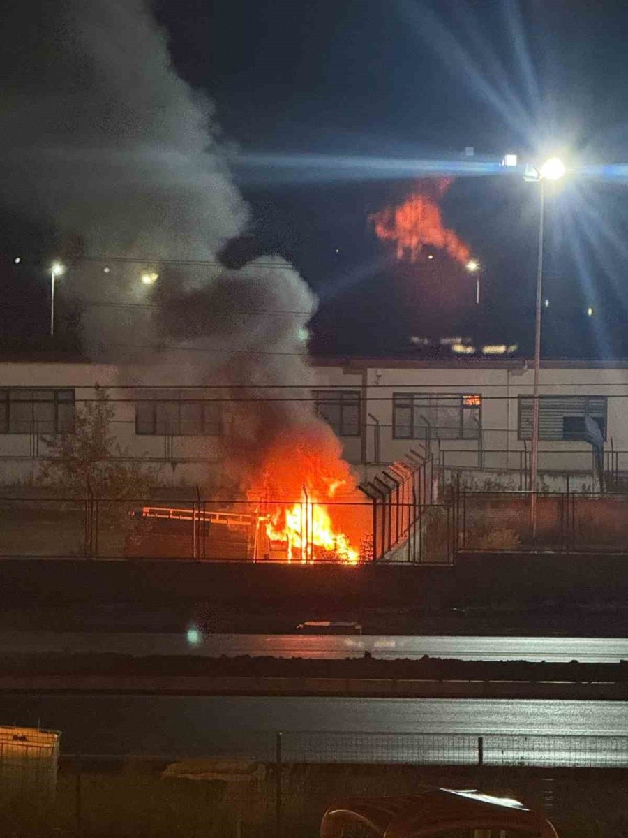 carsamba-cezaevinde-park-halindeki-kamyonet-yandi