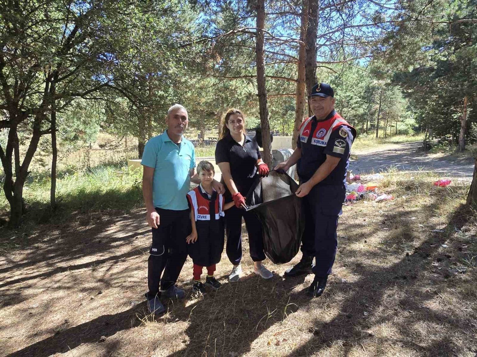 cevre-kirliligine-duyarsiz-kalmadilar-jandarma-ile-cevre-temizligi-yaptilar