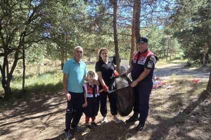 cevre-kirliligine-duyarsiz-kalmadilar-jandarma-ile-cevre-temizligi-yaptilar