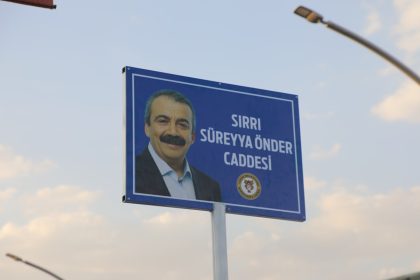 cizrede-bir-caddeye-sirri-sureyya-onderin-ismi-verildi