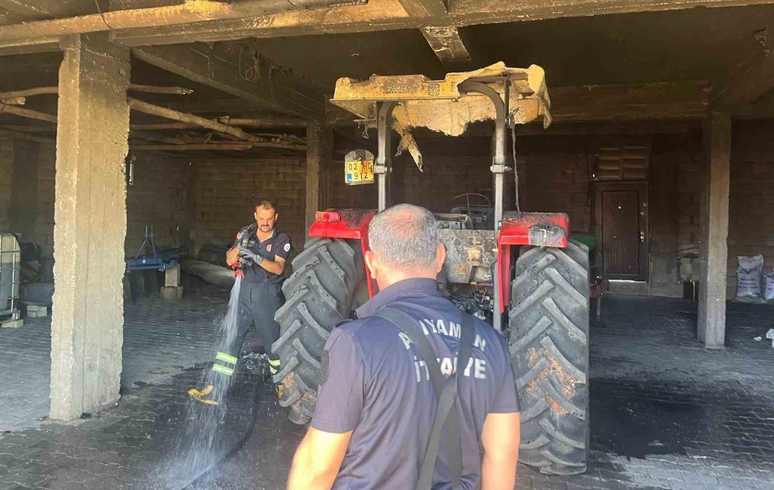 depodaki-traktor-alev-aldi