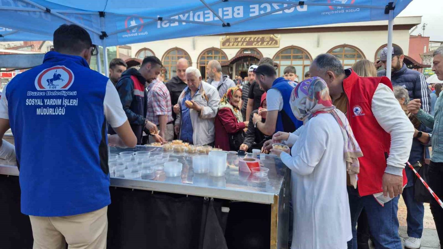 duzce-belediyesi-gaziler-gununde-lokma-dagitti