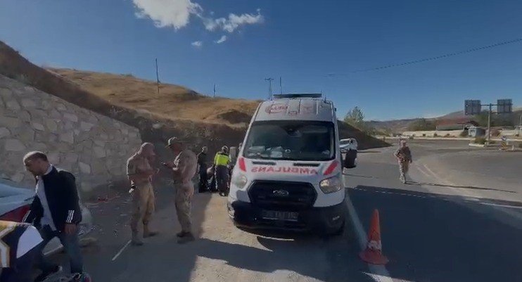 elazigda-otomobil-duraga-daldi-1i-agir-6-yarali