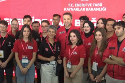 enerji-ve-tabii-kaynaklar-bakani-bayraktar-teknofestte-genclerle-bulustu