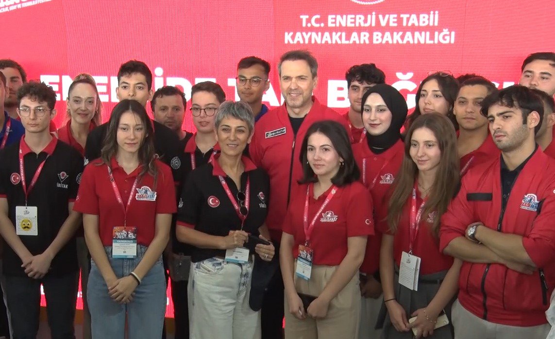 enerji-ve-tabii-kaynaklar-bakani-bayraktar-teknofestte-genclerle-bulustu