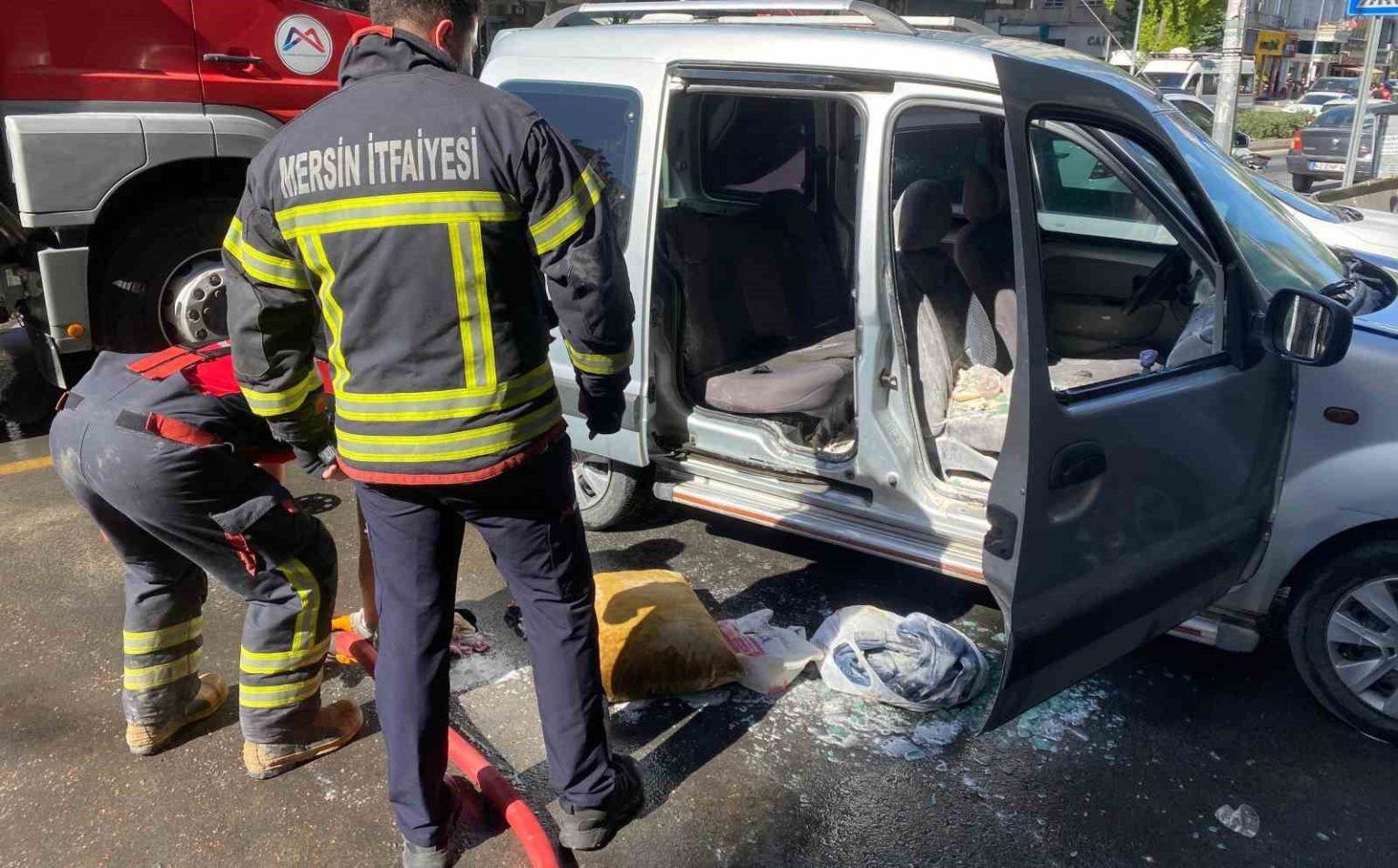 esnafin-zamaninda-mudahalesi-aracin-yanmasini-onledi