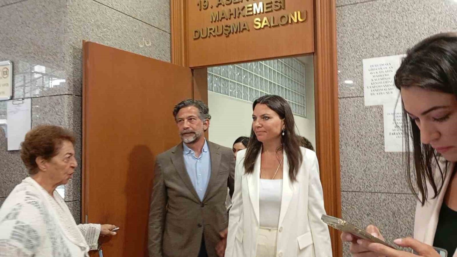 gazeteci-ece-uner-2-yila-kadar-hapis-istemiyle-yargilandigi-davada-beraat-etti
