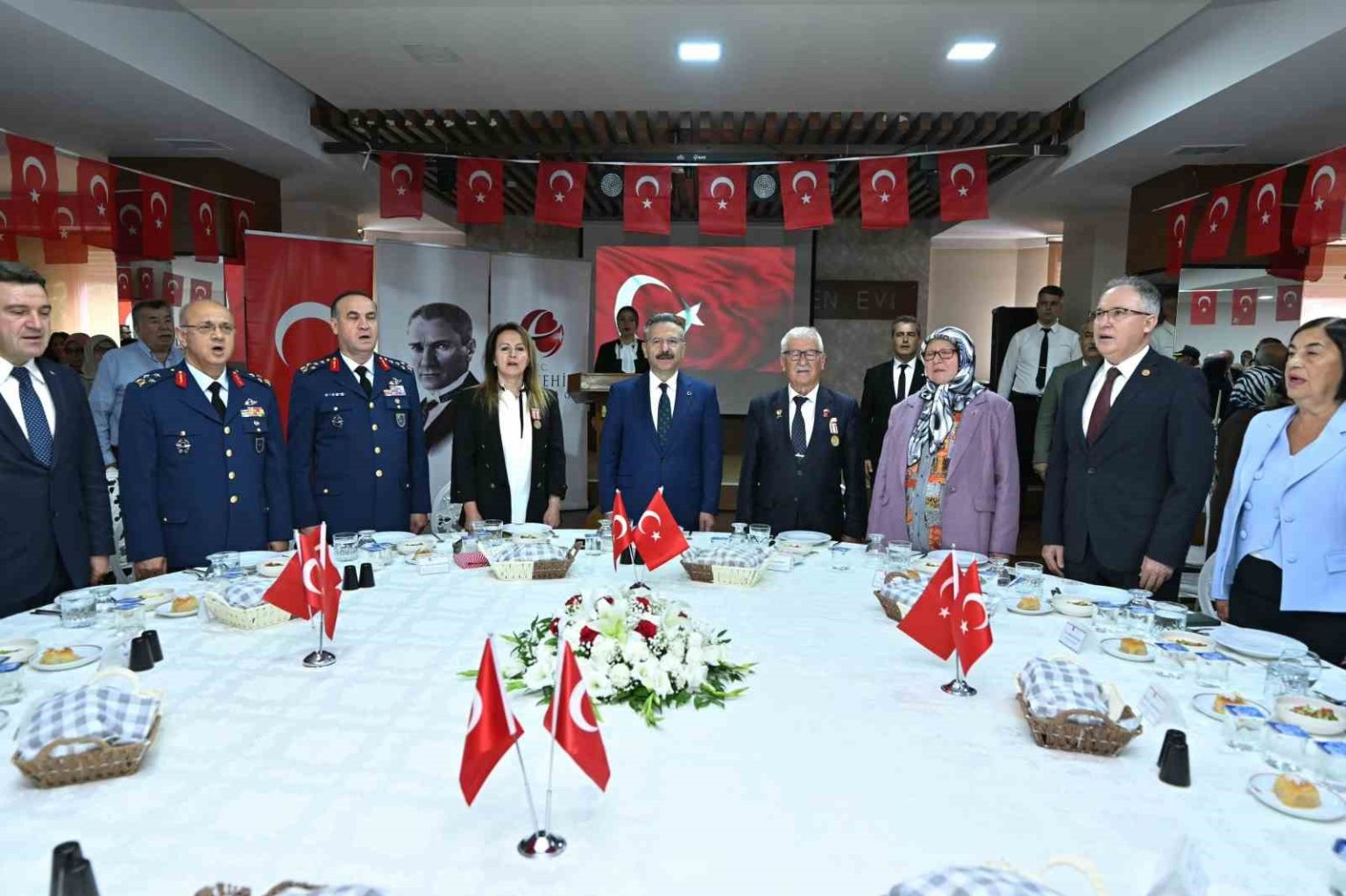 gaziler-ve-aileleri-onuruna-yemek-programi-duzenlendi