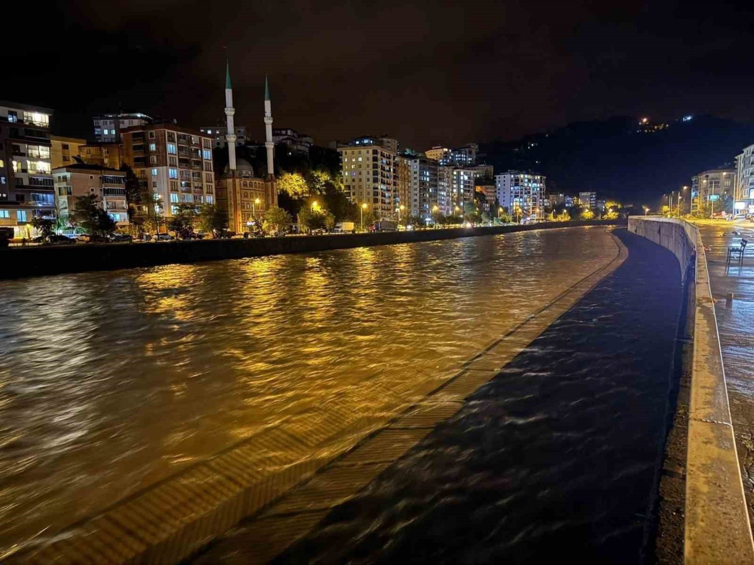 giresunda-saganak-yagis-hayati-olumsuz-etkiledi