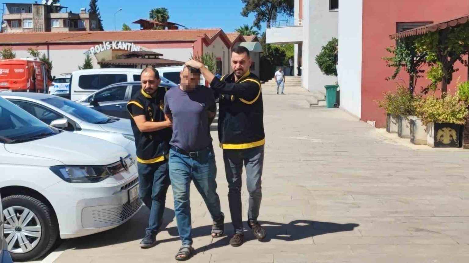 gurultu-kavgasinda-babayi-oldurup-kizini-yaralayan-komsu-adliyeye-sevk-edildi