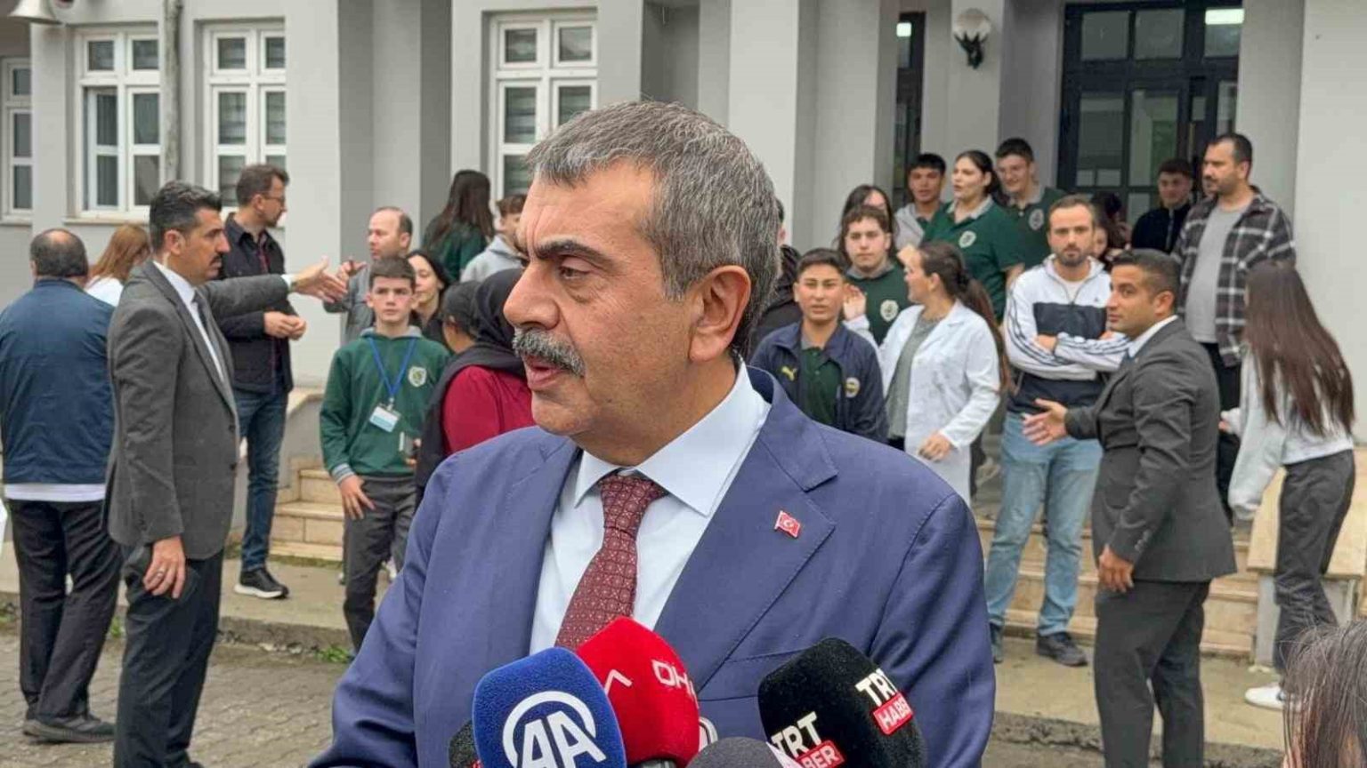 habersiz-ziyaret-nobetci-ogretmen-bakan-tekini-veli-sandi
