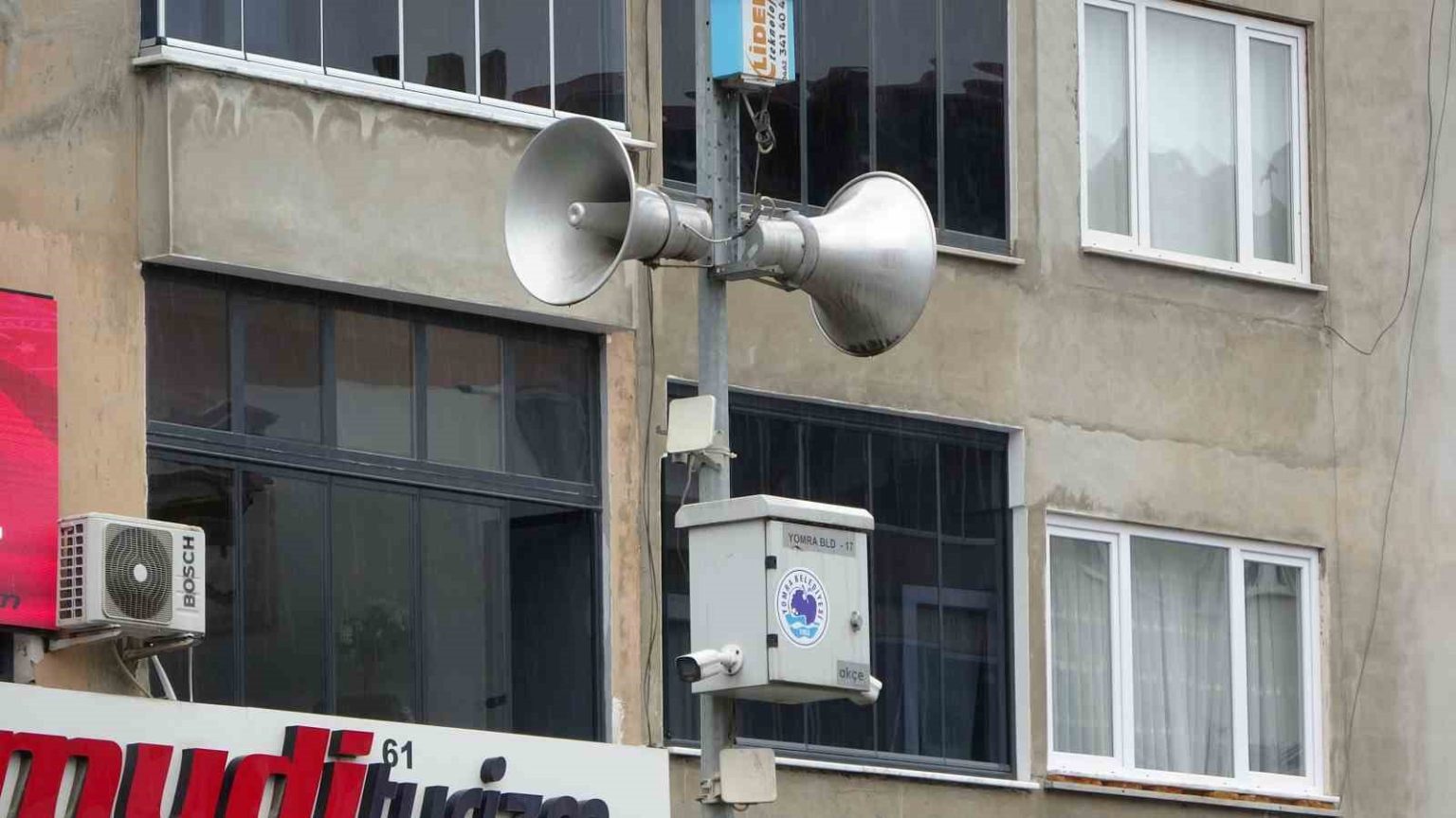 hoparlorler-susuyor-sms-konusuyor