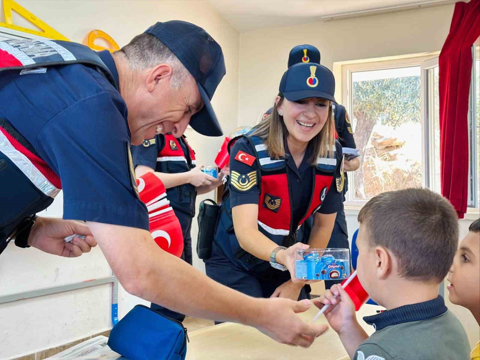 ilkokul-ogrencileri-jandarmayi-yakindan-tanidi