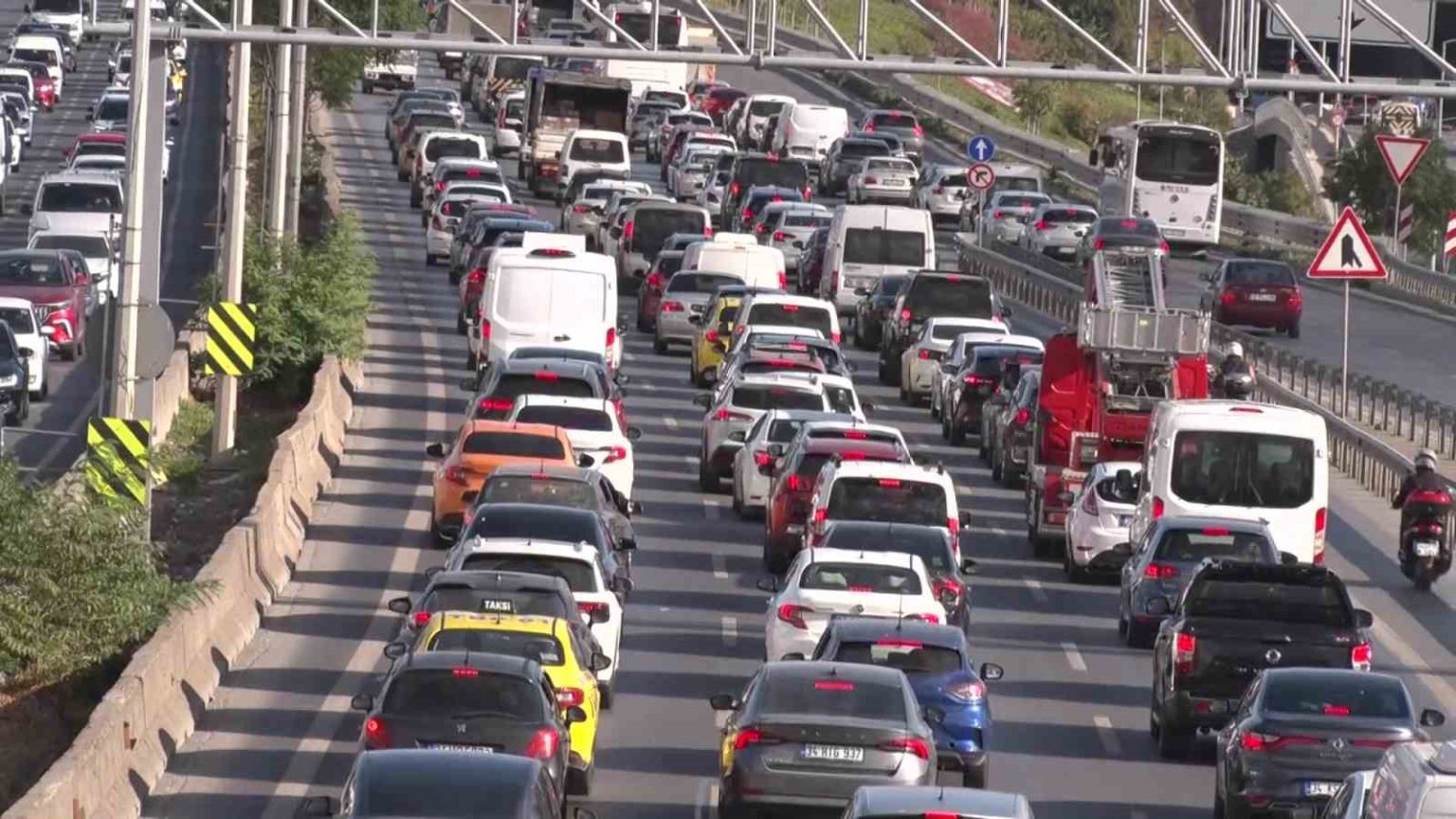 istanbulda-is-cikis-saatinde-trafik-yogunlugu-yuzde-71e-ulasti