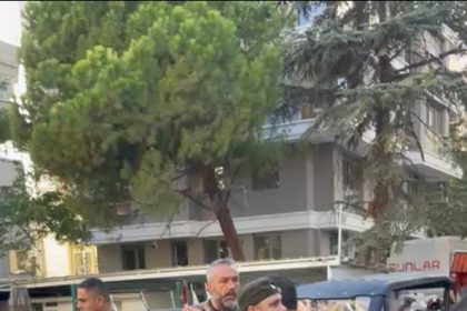 kadikoyde-bir-sahis-cocugunun-gozu-onunde-velilere-bicakla-saldirmaya-calisti