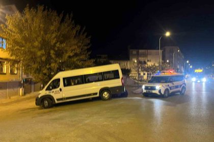 kafasina-tasla-vurdugu-yegenini-yaraladi-olay-yerinden-kacti