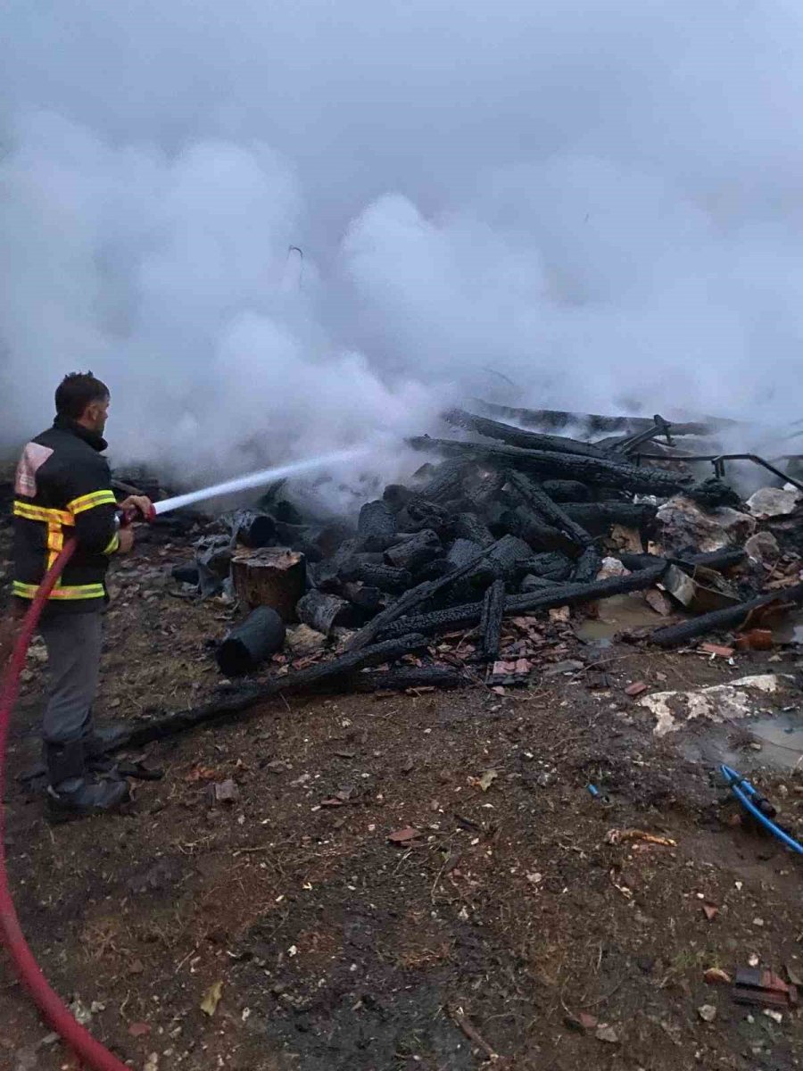 kastamonuda-alevlere-teslim-olan-ahsap-ev-kule-dondu