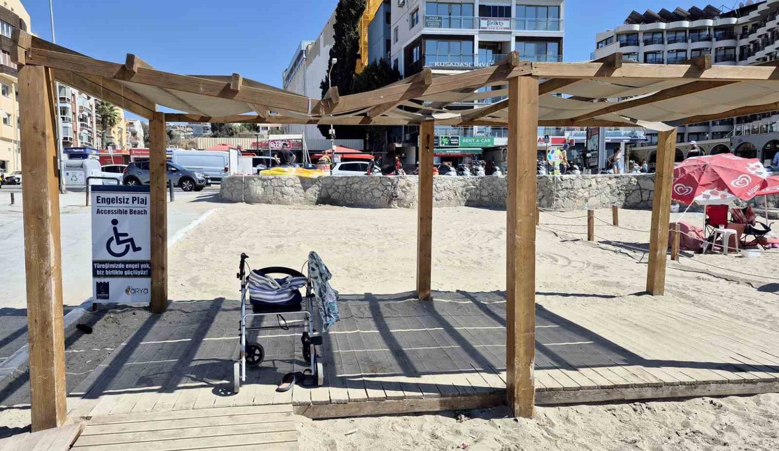 kusadasinda-engelli-bireyleri-gunesten-koruyan-golgeliklere-zarar-verildi