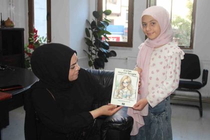 kutahyali-yazar-ayse-karaca-durakin-elanin-hayvan-sevgisi-isimli-kitabi-cikti