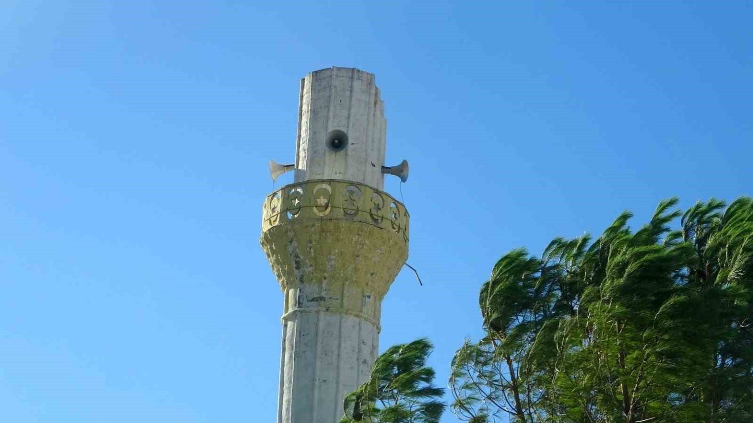 mentesede-firtina-minareyi-yikti-agaclari-soktu