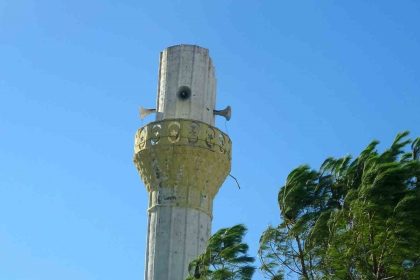 mentesede-firtina-minareyi-yikti-agaclari-soktu