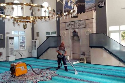 mersindeki-camilerde-temizlik-calismalari-suruyor
