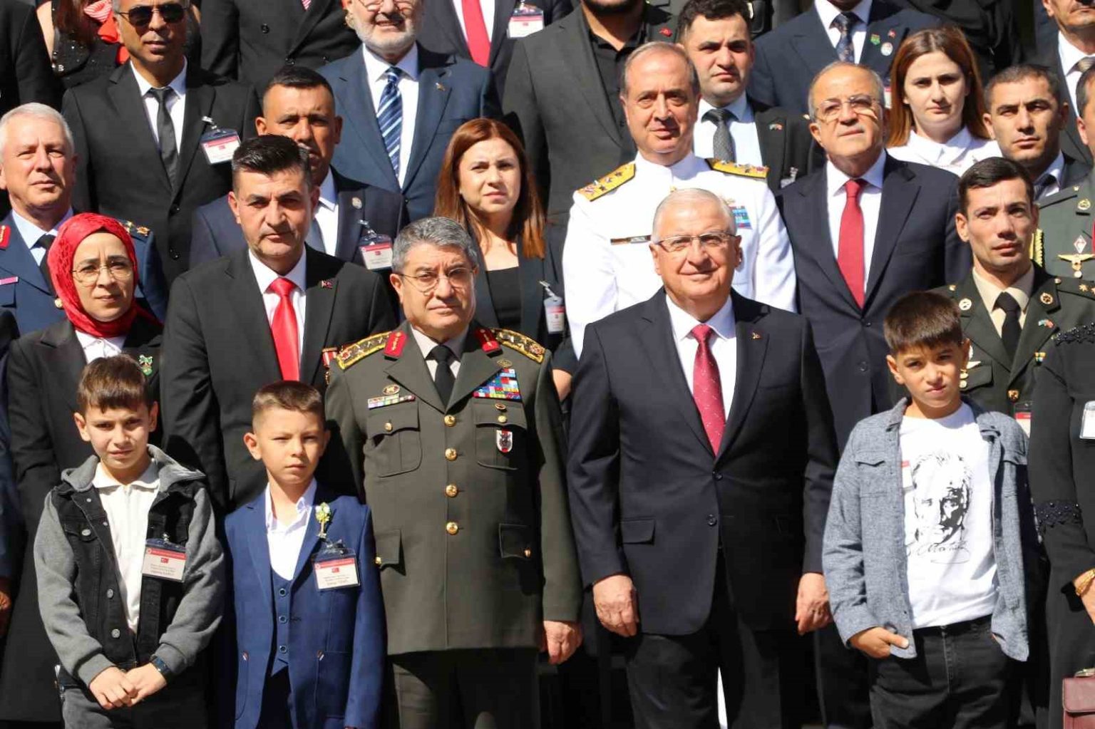 milli-savunma-bakani-guler-pkk-ve-iktisatli-tum-gruplar-yapilan-cagri-ve-alinan-fesih-karari-kapsaminda-derhal-tum-teror-faaliyetlerine-son-vermeli