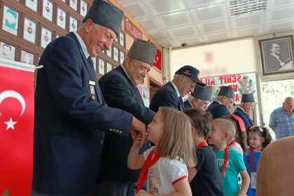minik-yurekler-gazi-dedelerini-unutmadi