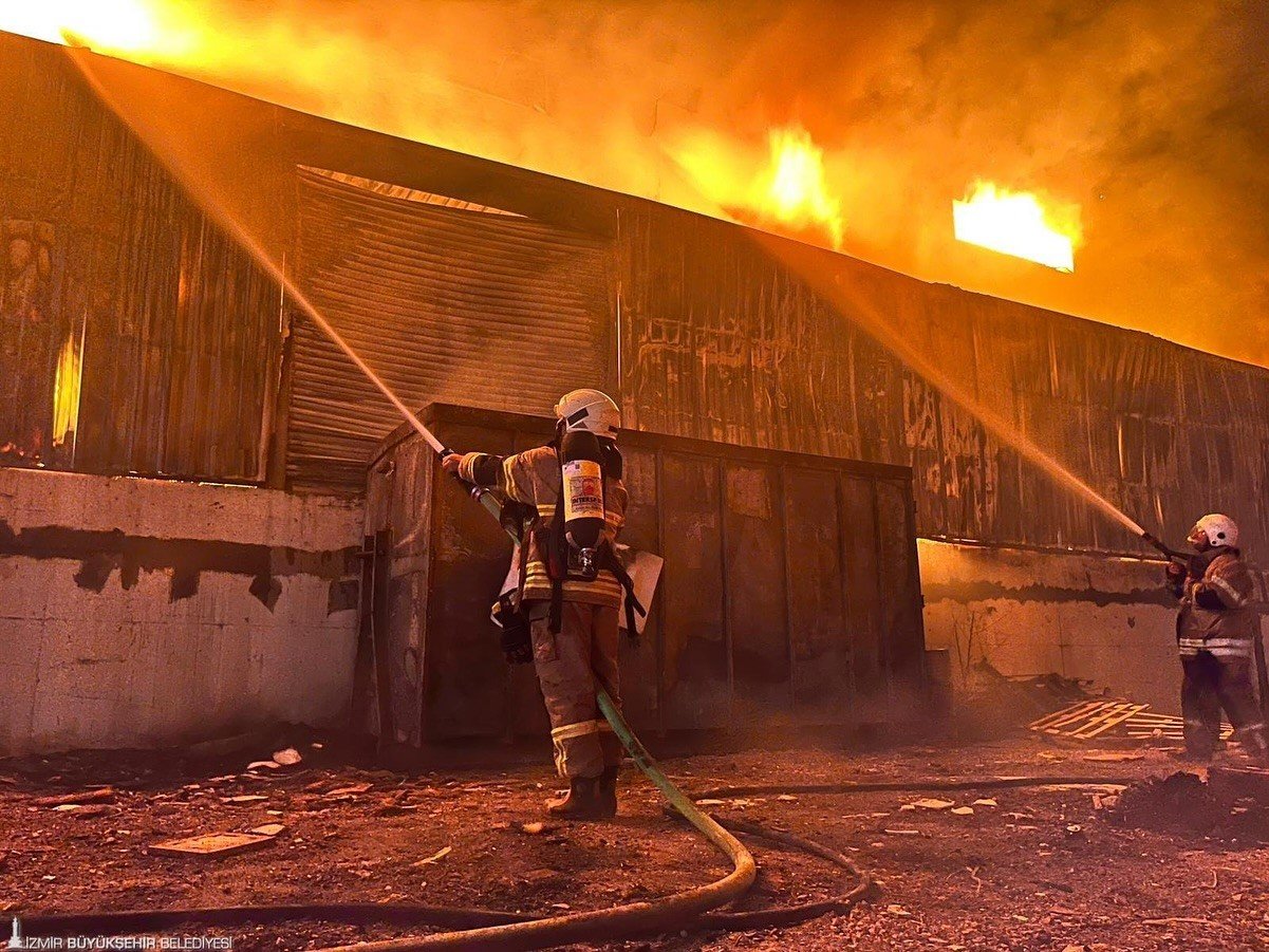 mobilya-fabrikasinda-yangin-kontrol-altinda