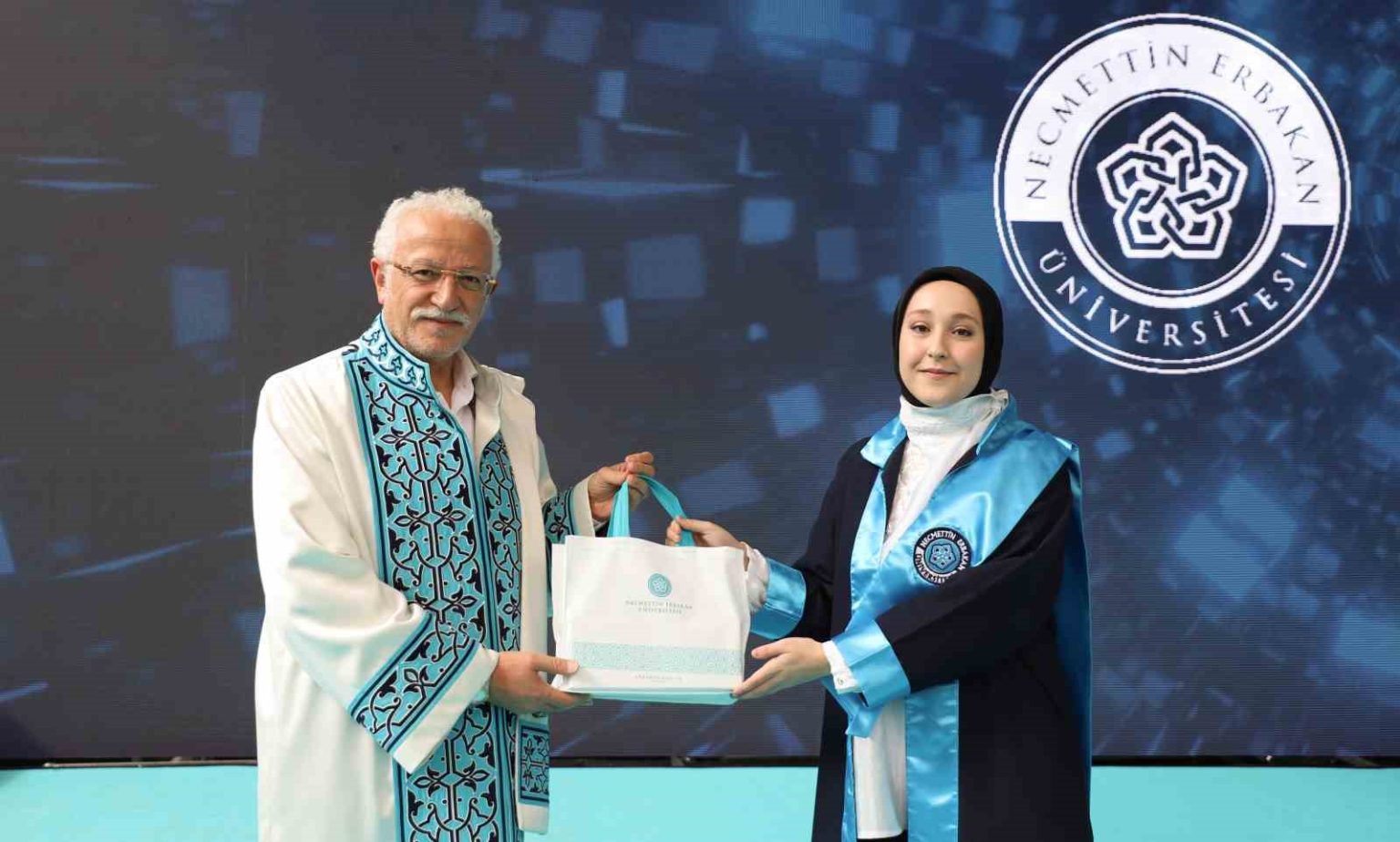 necmettin-erbakan-universitesinde-bolum-birincileri-mezuniyet-ve-gelecege-mesaj-toreni-coskusu
