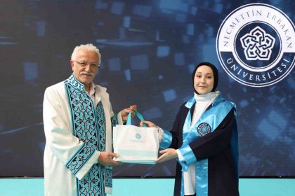 necmettin-erbakan-universitesinde-bolum-birincileri-mezuniyet-ve-gelecege-mesaj-toreni-coskusu