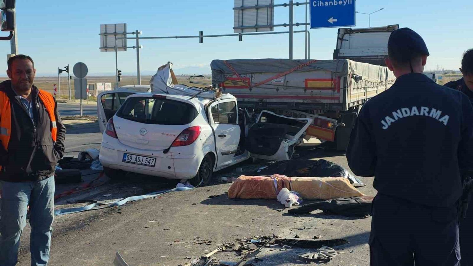 otomobil-isikta-bekleyen-tira-arkadan-carpti-anne-oldu-surucu-oglu-ise-agir-yarali