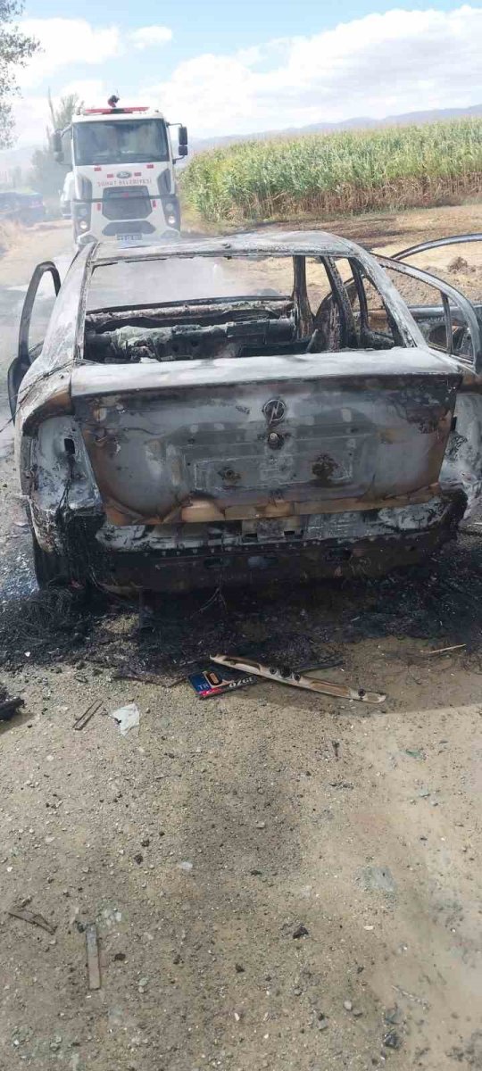 otomobil-yanarak-kullanilamaz-hale-geldi