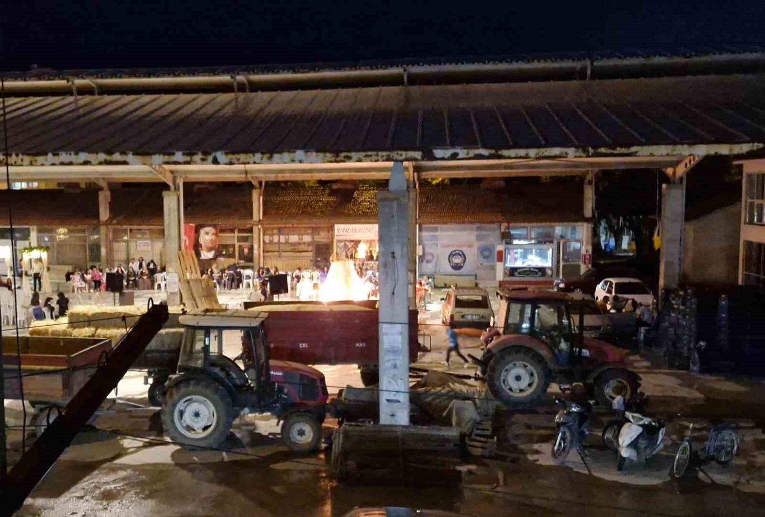 sabah-pazar-yeri-gece-dugun-salonu-olan-alan-vatandaslari-canindan-bezdirdi