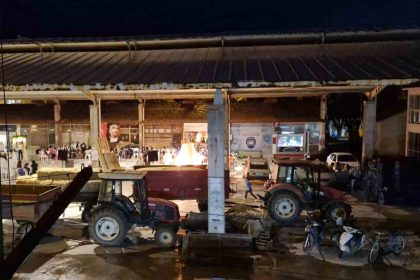 sabah-pazar-yeri-gece-dugun-salonu-olan-alan-vatandaslari-canindan-bezdirdi