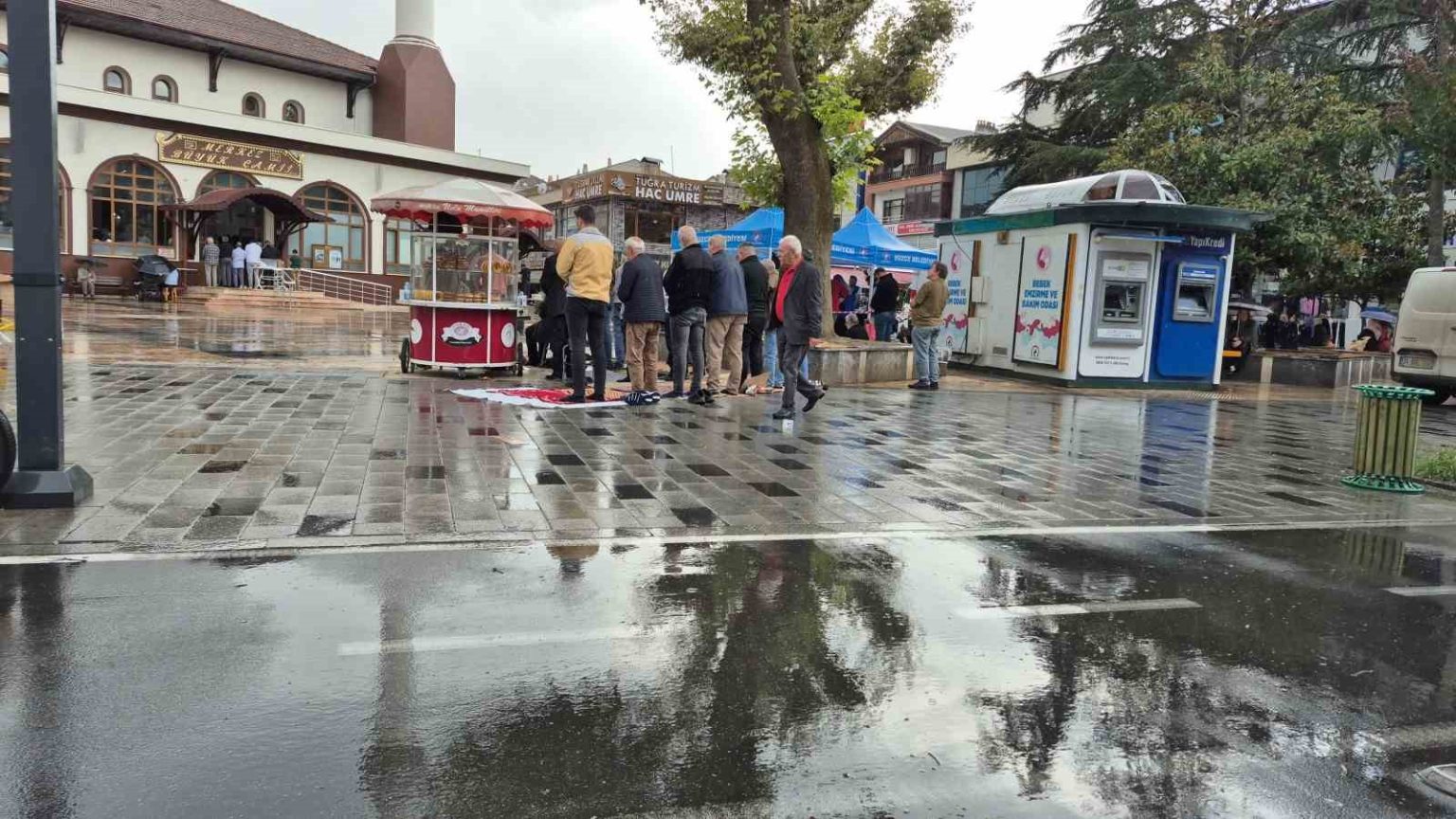 saganak-altinda-cuma-namazi