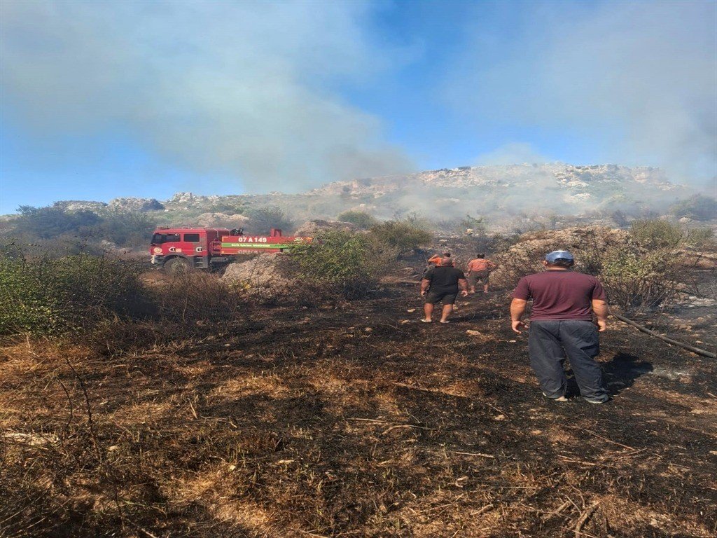 serikte-makilik-ve-zeytinlik-alanda-cikan-yangin-1-saatte-kontrol-altina-alindi