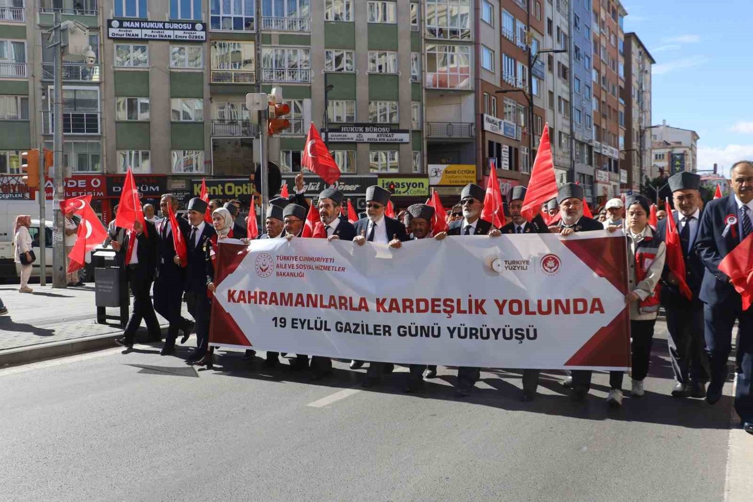 sivasta-gaziler-kol-kola-yurudu