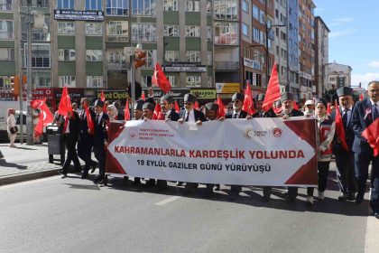 sivasta-gaziler-kol-kola-yurudu