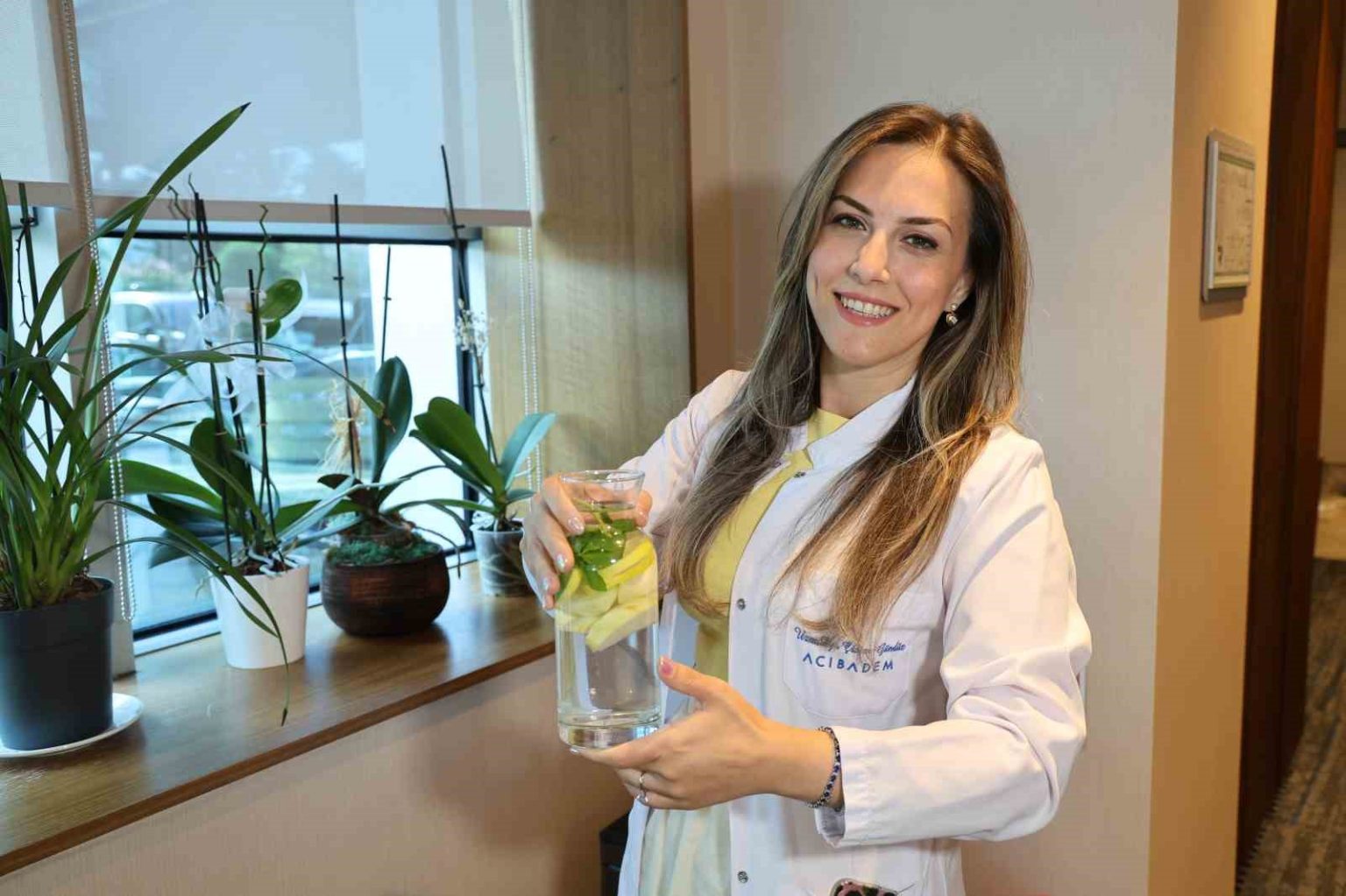 su-ihtiyacini-asitli-iceceklerden-karsilamak-sindirim-sorunlarina-yol-aciyor