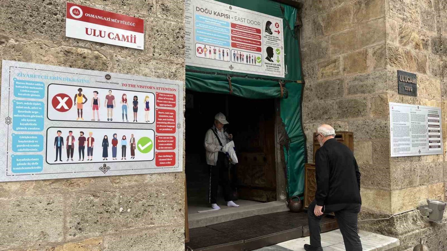 tarihi-cami-ziyaretlerine-kiyafet-mecburiyeti-getirildi