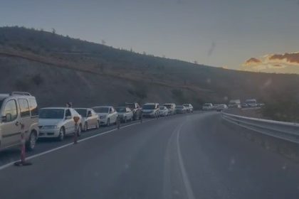 tuncelide-feribot-seferleri-durduruldu-3-kilometre-arac-kuyrugu-olustu