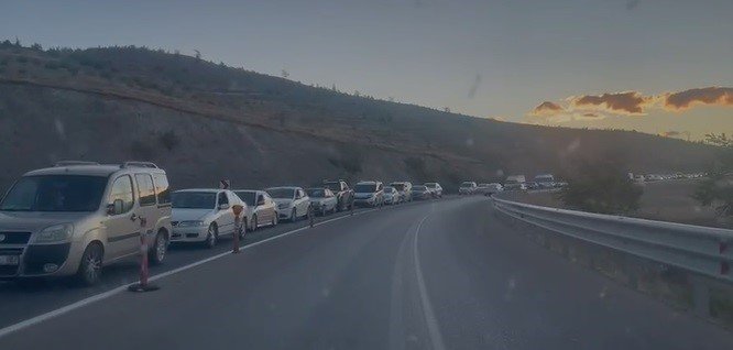 tuncelide-feribot-seferleri-durduruldu-3-kilometre-arac-kuyrugu-olustu