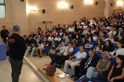 usak-universitesi-ogrencilerine-bagimlilikla-mucadeleyi-anlatti