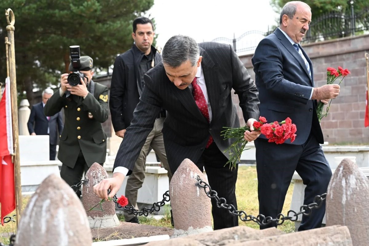 vali-ciftci-karskapi-ve-erzurum-polis-sehitligini-ziyaret-etti